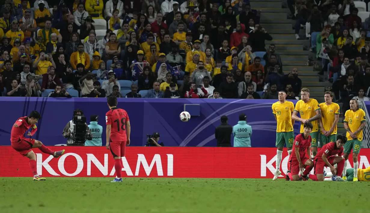 Gelandang Timnas Korea Selatan, Son Heung-min (kiri) melepaskan tendangan bebas yang menghasilkan gol kedua ke gawang Australia pada laga perempatfinal Piala Asia 2023 di Al Janoub Stadium, Al Wakrah, Qatar, Jumat (2/2/2024) malam waktu setempat. (AP Photo/Thanassis Stavrakis)