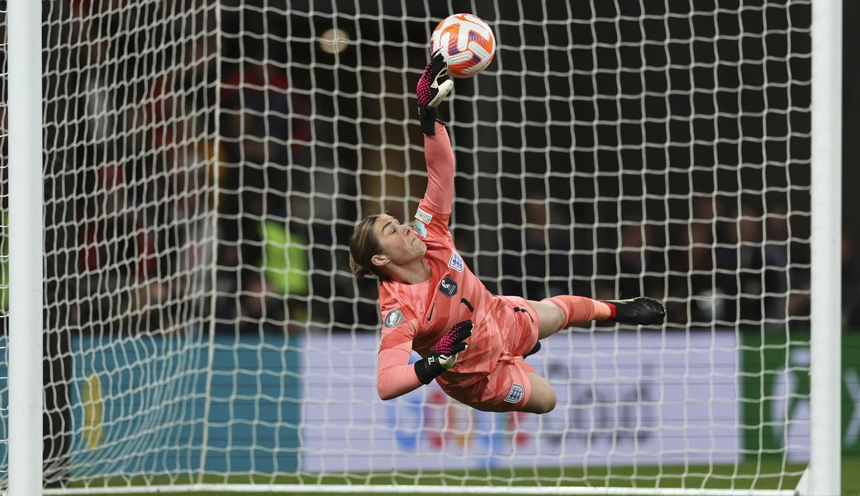 Kiper Timnas Inggris, Mary Earps behasil menghalau bola tendangan pemain Timnas Brasil pada babak adu penalti laga Finalisima Putri 2023 di Stadion Wembley, London, Jumat (07/04/2023) WIB. The Three Lions secara dramatis mengalahkan Brasil dengan skor 4-2 dalam babak adu penalti setelah bermain imbang 1-1 di waktu normal. (AP Photo/Ian Walton)