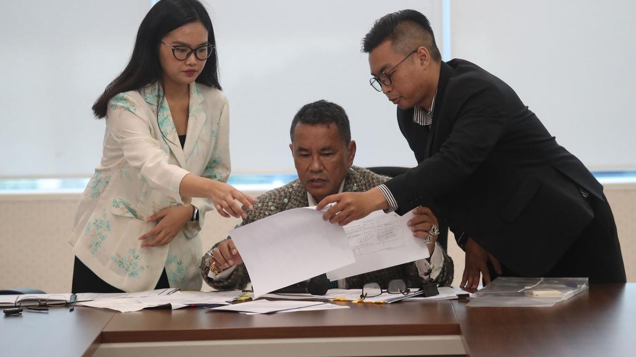 FOTO: Hotman Paris Merespons Gugatan terhadap MNC Asia Holding