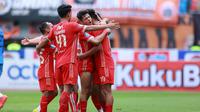 Para pemain Persija Jakarta merayakan gol ke gawang Arema FC yang dicetak Hanif Sjahbandi (kanan) melalui eksekusi penalti dalam laga pekan ke-23 BRI Liga 1 2022/2023 di Stadion Patriot Candrabhaga, Bekasi, Minggu (12/2/2023) sore WIB. (Bola.com/M Iqbal Ichsan)