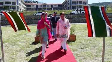 Aktivis Pakistan dan penerima Nobel Perdamaian Malala Yousafzai (kiri) didampingi Menteri Negara untuk Informasi dan Penyiaran Pakistan, Maryam Aurangzeb saat tiba di kampung halamannya di Kota Swat, Pakistan (31/3). (AFP Photo/Abdul Majeed)