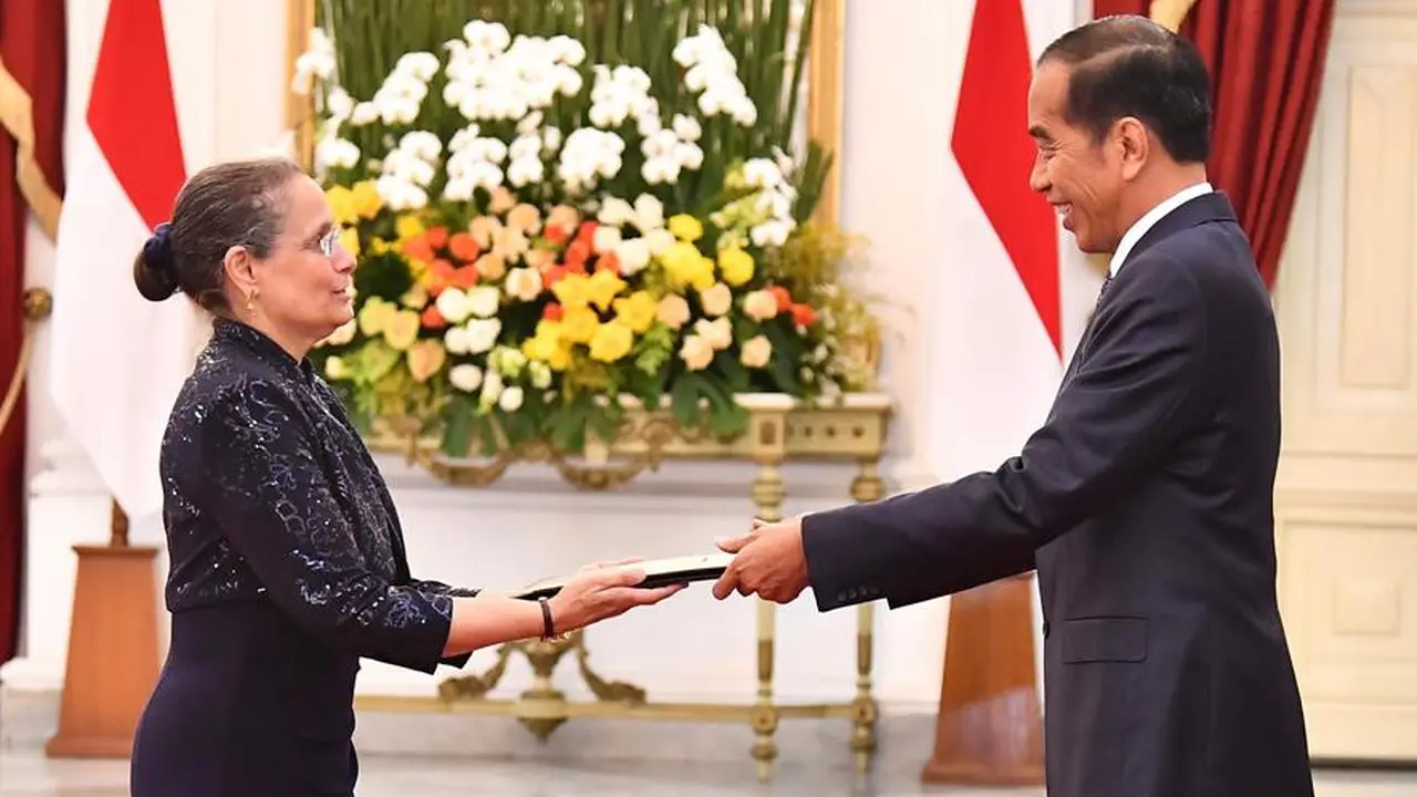 Duta Besar AS untuk Republik Indonesia yang baru Kamala Shirin Lakhdhir menyerahkan surat kepercayaannya kepada Presiden Joko Widodo (Jokowi), Kamis (8/8/2024). (Dok. Sekretariat Presiden RI)