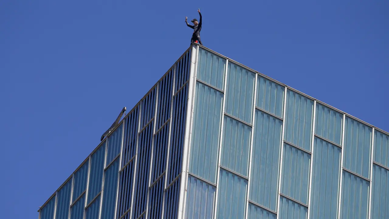 Ilustrasi Rooftopping, menantang ketinggian di atap gedung pencakar langit