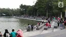 Warga duduk menikmati suasana Danau Sunter, Jakarta, Sabtu (27/6/2020). Beragam aktivitas dilakukan warga sambil menikmati waktu sore di area Danau Sunter, Jakarta. (Liputan6.com/Helmi Fithriansyah)