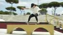 Kaya Isa, dari Jepang, berlaga di Kejuaraan Dunia Skateboard Jalanan, ajang kualifikasi untuk Olimpiade Tokyo, di Roma, Italia (2/6/2021). Peringkat Olimpiade akan menawarkan 16 tempat pria dan 16 wanita di turnamen skateboard jalanan Olimpiade. (Fabrizio Corradetti/LaPresse via AP)