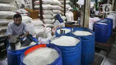 Pedagang beras menunggu pembeli di Pasar Tebet Timur, Jakarta, Jumat (11/6/2021). Kementerian Keuangan menyatakan kebijakan tarif Pajak Pertambahan Nilai (PPN), termasuk soal penerapannya pada sembilan bahan pokok (sembako), masih menunggu pembahasan lebih lanjut. (Liputan6.com/Faizal Fanani)