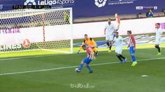 Berita video tendangan bebas Antoine Griezmann yang cantik dalam laga Atletico Madrid vs Sevilla. This video presented by BallBall.