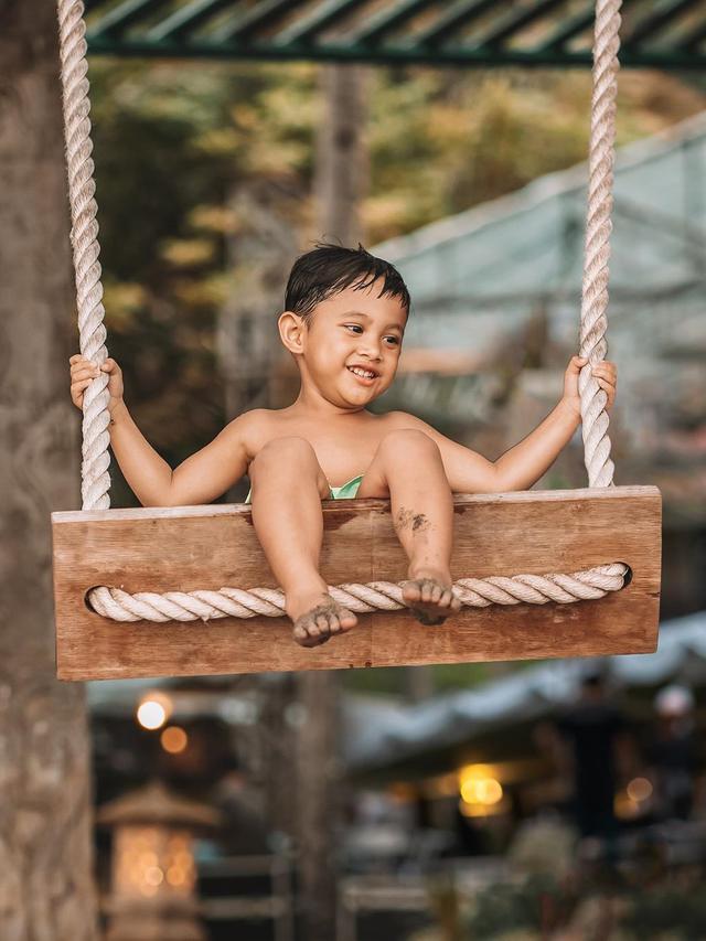 Andien liburan bareng suami dan anak. (Foto: Instagram @andienaisyah)