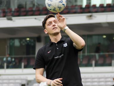 Mesut Ozil saat menghadiri acara coaching clinic yang digelar oleh Concave Indonesia bersama 47 anak Indonesia terpilih di Stadion Utama Gelora Bung Karno (SUGBK) Senayan, Jakarta, Kamis (26/5/2022) sore WIB. (Bola.com/Bagaskara Lazuardi)