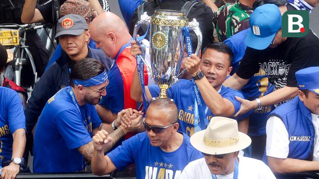 Foto: Euforia Bobotoh dan Pemain Persib Bandung Saat Pawai Juara BRI Liga 1