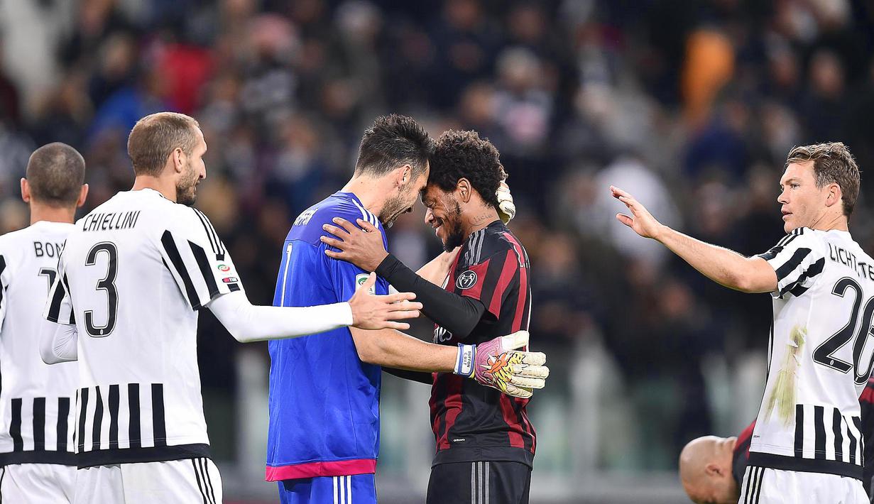 Kiper Juventus, Gianluigi Buffon (kiri), berpelukan dengan pemain Milan, Luiz Adriano, seusai bertanding dalam lanjutan Serie A Italia di Stadion Juventus, Minggu (22/11/2015) dini hari WIB. (EPA/Alessandro di Marco)