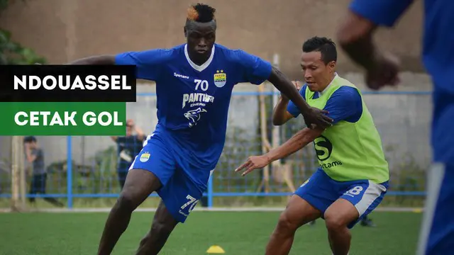 Striker Persib Bandung, Ezechiel Ndouassel membawa Maung Bandung unggul atas PS Tira 1-0.