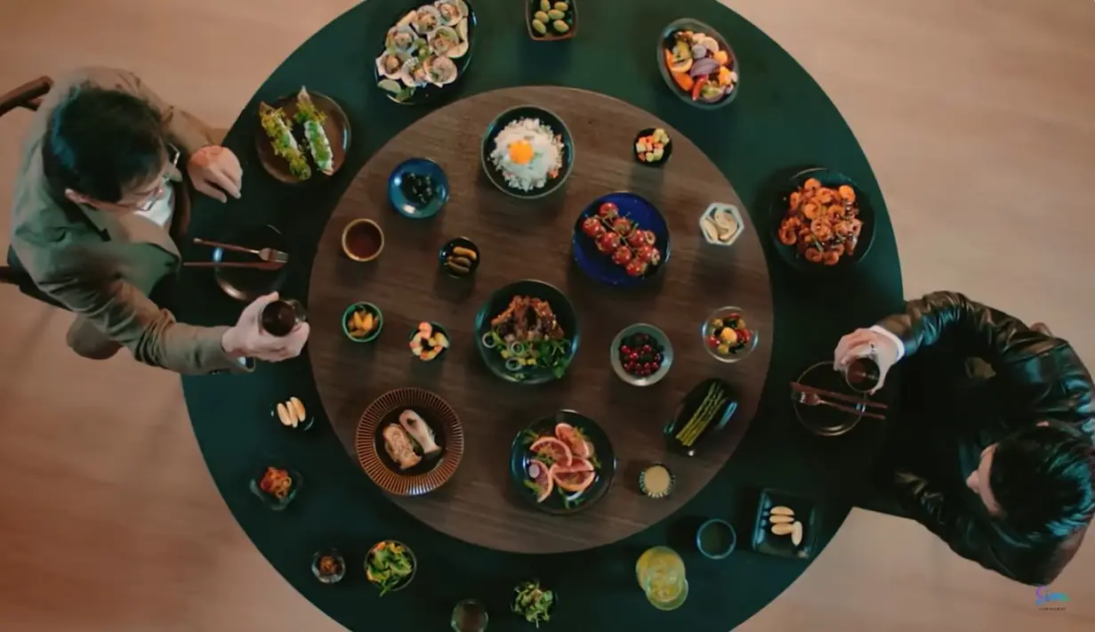 V BTS dan Jackie Chan [Foto: YouTube/SimInvest]