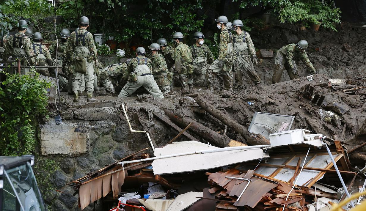 Tim penyelamat melanjutkan operasi pencarian di lokasi tanah longsor di Izusan di Atami, prefektur Shizuoka, barat daya Tokyo, Senin (5/7/2021). Evakuasi korban hilang terus dilakukan menyusul bencana tanah longsor akibat hujan lebat di kota tersebut. (Kyodo News via AP)