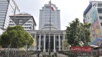 Kawat berduri dipasangkan di depan Gedung Mahkamah Konstitusi (MK), Jakarta, Rabu (26/6/2019). Kepolisian memperketat penjagaan di sekitar Gedung MK dengan kawat berduri, kendaraan lapis baja, serta ratusan personel. (merdeka.com/Iqbal S. Nugroho)