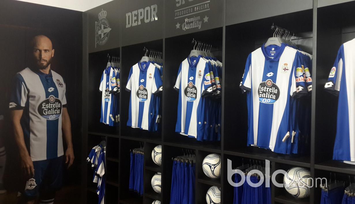 Jersey tim menghiasi lemari, yang siap untuk dibeli pengunjung  pada Megastore RC Deportivo La Coruna. (Bola.com/Okky Herman Dilaga)