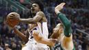 Pebasket Boston Celtics, Aron Baynes, menghadang pebasket Phoenix Suns, Josh Jackson, pada laga NBA di Talking Stick Resort Arena, Selasa (27/3/2018). Boston Celtics menang 102-94 atas Phoenix Suns. (AP/Ross D. Franklin)