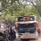 Tangkapan Video Bus Telolet Lindas Bocah di Tangerang. (Dok. Instagram @memomedsos)
