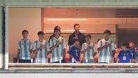 Foto: Kena Rotasi Scaloni, Lionel Messi Nonton Laga Uji Coba Argentina Bareng Istri dan Anaknya
