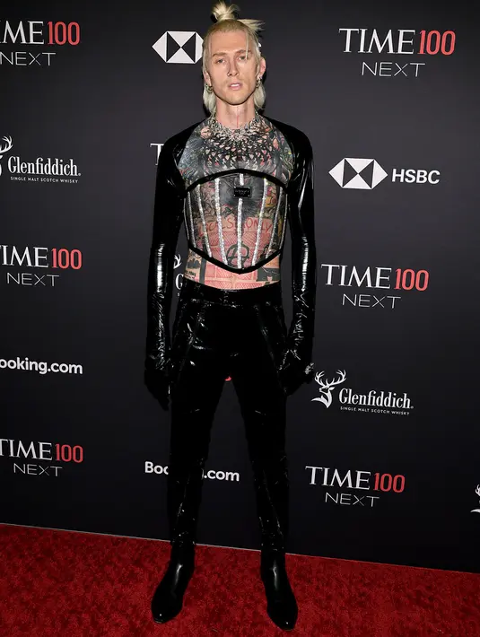 <p>Machine Gun Kelly saat menghadiri Time100 Next Gala di SECOND Floor, New York City, Amerika Serikat, 25 Oktober 2022. Machine Gun Kelly tampil liar dan berani saat menghadiri acara Time100 Next Gala. (Jamie McCarthy/Getty Images/AFP)</p>