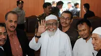 Terpidana kasus terorisme Abu Bakar Baasyir melambaikan tangan kepada media setelah sidang di Jakarta, (25/05/2011). (AFP Photo/Adek Berry)