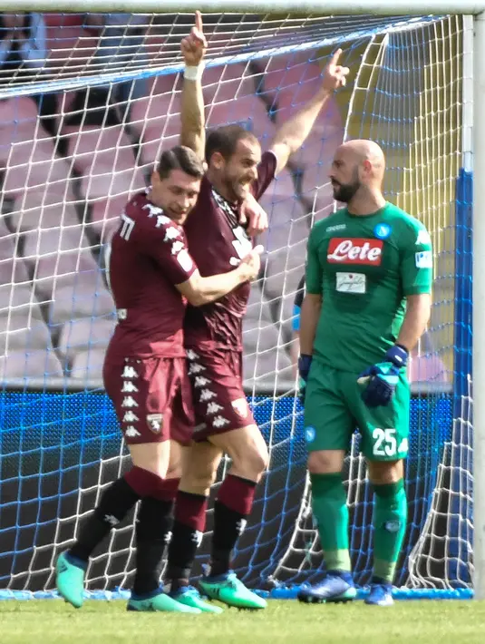 Bek Torino Lorenzo De Silvestri melakukan selebrasi usai membobol gawang Napoli dalam pertandingan Liga Italia di San Paolo Comunal Stadium (6/5). (AFP/Andreas Solaro)