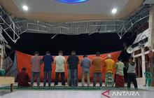 Korban Banjir Tapsel Tarawih Perdana di Masjid Rusak, Semangat Ibadah Tak Padam