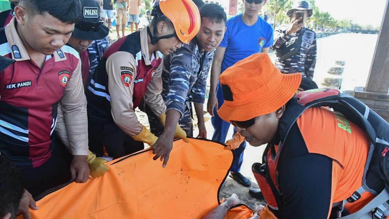 FOTO: Lanal Denpasar Evakuasi Korban Banjir Waduk Muara Nusa Dua, Lima Warga Tewas