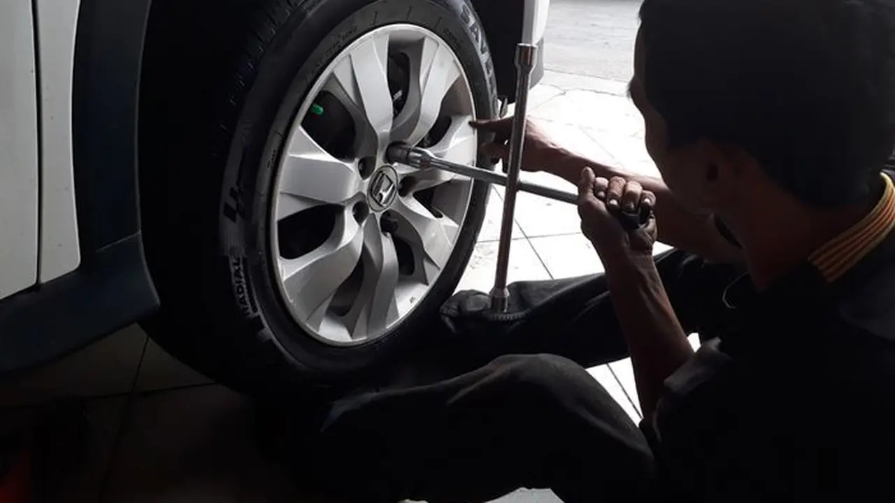 Jangan anggap sepele, Cara mengencangkan mur roda yang tepat bisa jadi penentu keselamatanmu di jalan (Gridoto)