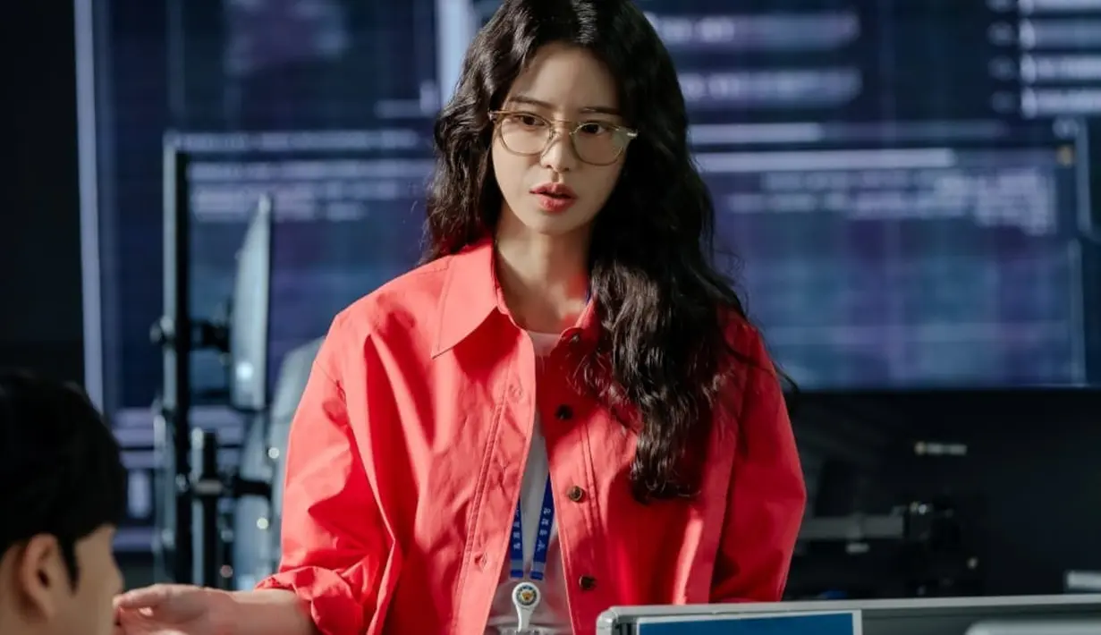 Joo Hyun pernah menjadi ace Tim Investigasi Cyber ​​setelah dipekerjakan secara khusus, tetapi sekarang dia telah dikenal oleh semua orang sebagai pengganggu yang selalu dikecam. (Foto: SBS via Soompi)