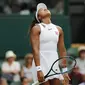 Reaksi unggulan dua tunggal putri Wimbledon 2019 Naomi Osaka setelah dikalahkan Yulia Putintseva, Senin (1/7/2019). (AFP/Adrian Dennis)