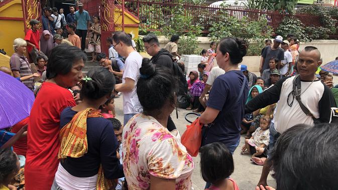 Ratusan pengemis memadati halaman Wihara Dharma Bakti, Petak Sembilan, Glodok, Jakarta Barat, Senin (4/2/2019). Mereka menunggu sedekah para pengunjung wihara yang ingin berbagi rezeki.