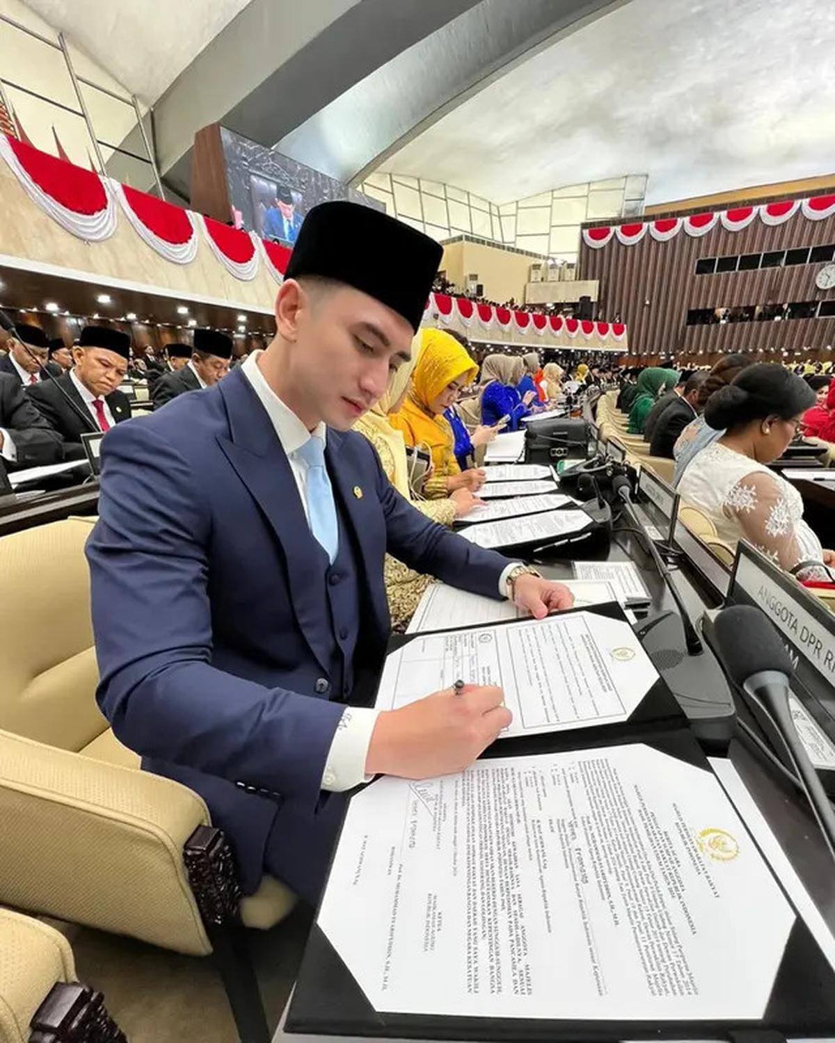 6 Potret Verrell Bramasta di Komisi X DPR RI, Public Speaking ketika Rapat Dipuji