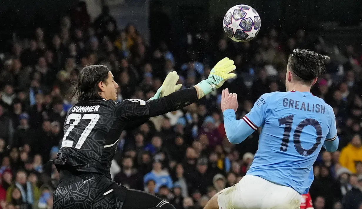 Kiper Bayern Munchen, Yann Sommer berusaha mengamankan bola dari ancaman gelandang Manchester City, Jack Grealish pada laga leg pertama babak perempatfinal Liga Champions 2022/2023 di Etihad Stadium, Manchester, Rabu (12/4/2023) dini hari WIB. (AP Photo/Jon Super)