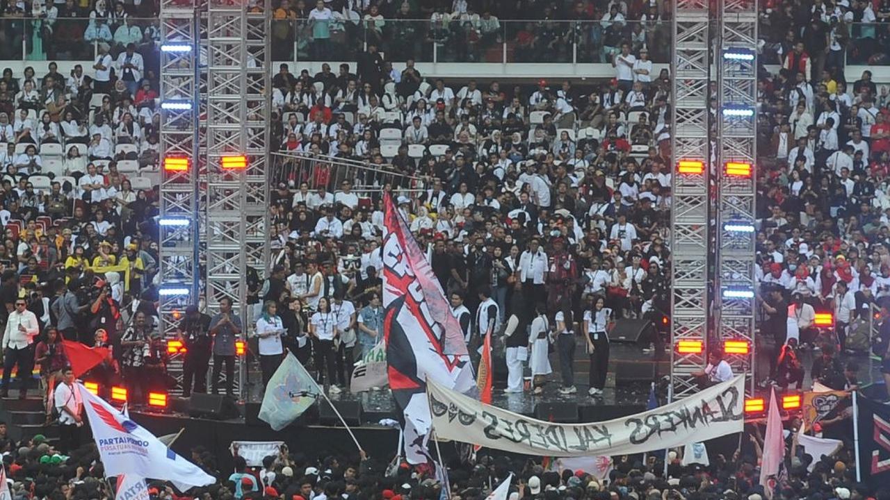 Wajah Ganjar terlihat jelas dalam layar raksasa saat berorasi politik.<br>(Foto: merdeka.com / Arie Basuki)<br>