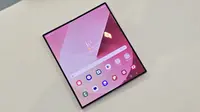 Smartphone layar lipat terbaru Samsung Galaxy Z Fold 6 dalam warna Pink. (Liputan6.com/ Agustin Setyo Wardani)