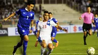 Bek timnas Filipina, Simone Rota, dipastikan absen di Piala AFF 2016 karena cedera ACL. (AFP/Jay Directo)