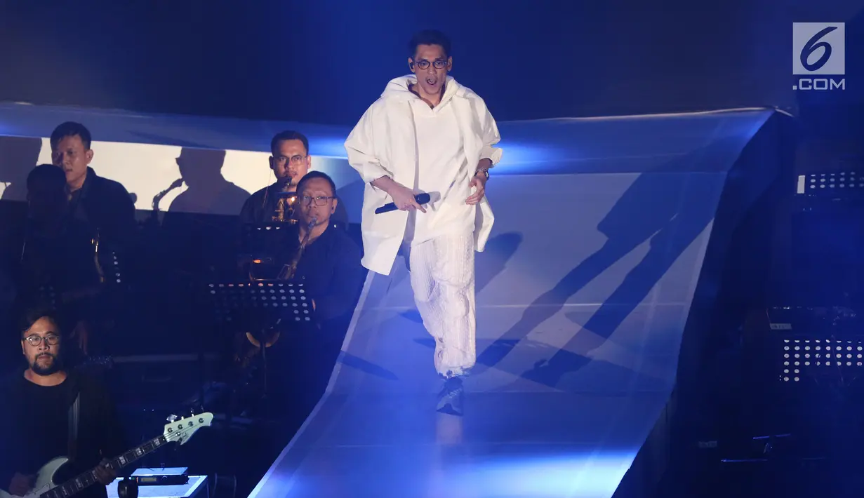 Penampilan penyanyi Afgansyah Reza atau Afgan saat menggelar konser bertajuk Dekade di Istora Senayan, Jakarta, Jumat (8/8/2019). Konser ini juga menjadi perpisahan Afgan dengan para fans di Indonesia sebelum vakum selama kurang lebih satu tahun. (Liputan6.com/Angga Yuniar)