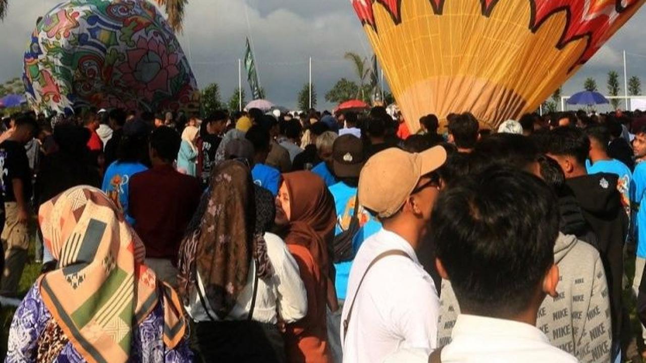 Festival balon udara ini merupakan acara tahunan yang sudah ada sejak tahun 1950. Foto: DEVI RAHMAN / AFP