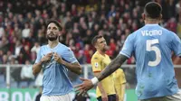 Pemain Lazio, Luis Alberto, melakukan selebrasi setelah mencetak gol ke gawang Genoa pada laga Liga Italia di Stadion Luigi Ferraris, Sabtu (20/4/2024). Lazio menang dengan skor tipis 1-0. (Tano Pecoraro/LaPresse via AP)