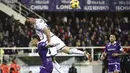 Pemain Juventus, Dusan Vlahovic, duel udara dengan pemain Fiorentina, Lucas Martinez, pada laga Liga Italia di Stadion Artemio Franchi, Senin (06/11/2023). (LaPresse via AP/Massimo Paolone)