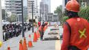 Pekerja tengah mengerjakan peremajaan gorong-gorong di kawasan Thamrin, Jakarta, Selasa (15/1).Peremajaan dilakukan untuk mengantisipasi terjadinya penyumbatan saluran yang dapat menyebabkan banjir di kawasan tersebut. (Liputan6.com/Angga Yuniar)