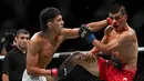 Petarung Indonesia Bilal Hasan (kiri) saat melawan petarung  dari Peru Nilson Rojas dalam pertandingan kelas terbang putra pada ajang UFC Fight Night di Oriental Sports Center, Shanghai, Sabtu, 29 Agustus 2026. (AFP/ Jade Gao)