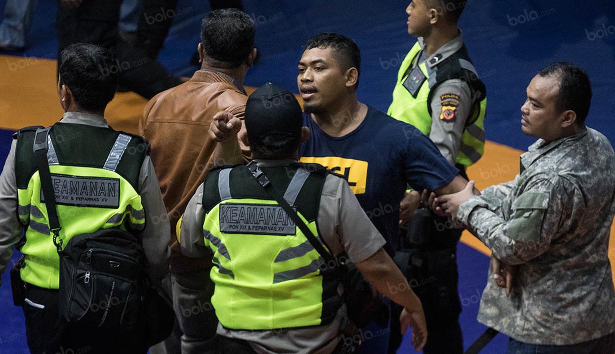 Rekan dari Agus Setia masuk ke arena dan meminta agar pihak keamanan melepas sang pegulat. (Bola.com/Vitalis Yogi Trisna)