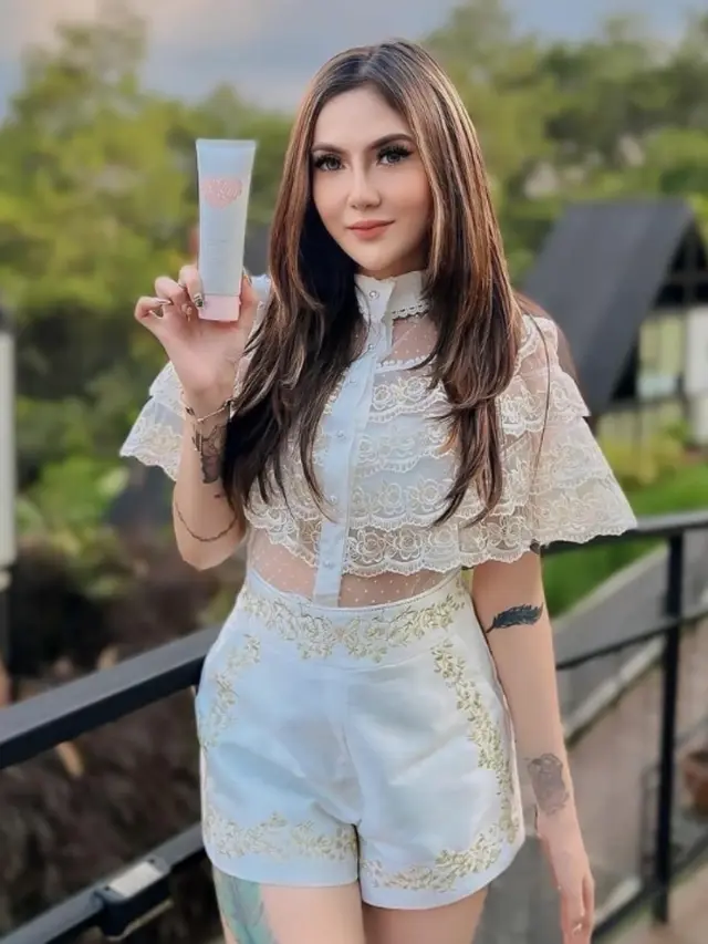 Selebgram dan juga model Putri Nur Angelina, yang dikenal sebagai Angelqueen