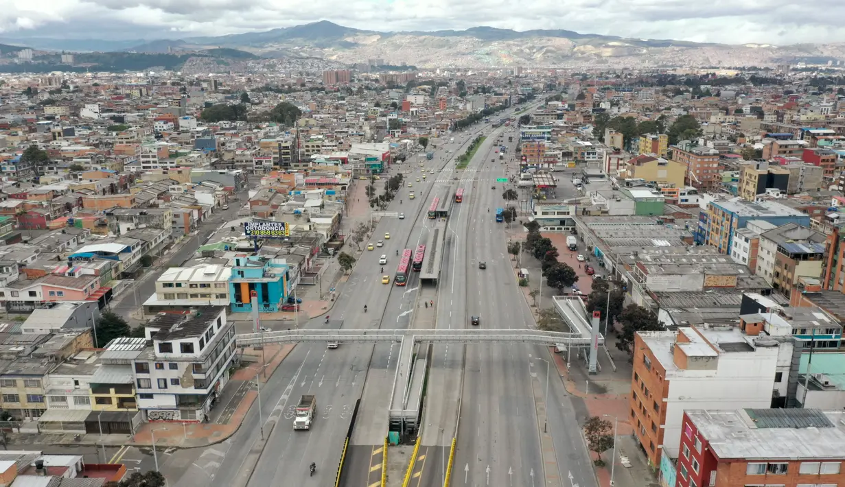Pemandangan udara menunjukkan jalan-jalan yang hampir kosong di Bogota, Kolombia, Sabtu (10/4/2021). Walikota Bogota Claudia Lopez memerintahkan lockdown hingga 13 April saat ibu kota mengalami peningkatan tajam infeksi COVID- 19 dan okupasi ICU di rumah sakit. (DANIEL MUNOZ / AFP)