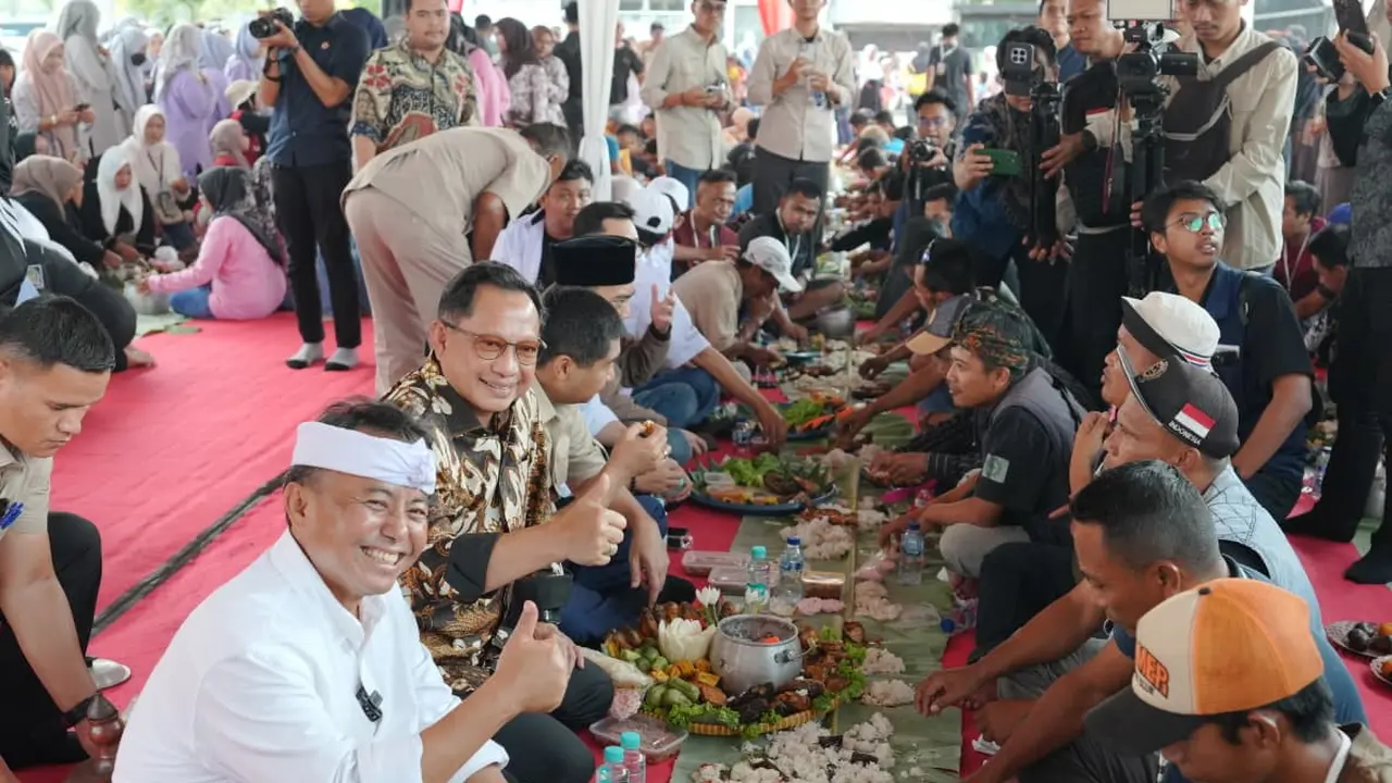 Nikmati Nasi Liwet, Mendagri Ngariung Bareng Sopir Truk Genteng di Purwakarta