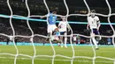 Pemain Brasil, Endrick (kiri) mencetak gol penentu kemenangan ke gawang Inggris pada laga FIFA Matchday yang berlangsung di Wembley, London, Inggris, Minggu (24/03/2024) WIB. (AP Photo/Alastair Grant)