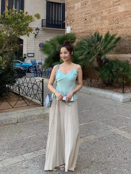 Simple tapi stylish, bisa sontek gaya Park Min Young dengan memadukan  slip top biru muda dengan rok plisket warna cream (Instagram/Rachel_mypark).