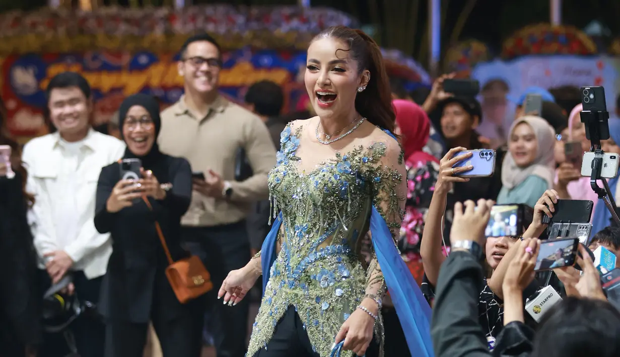 Olla Ramlan jadi salah satu paling mencuri perhatian di Ngunduh Mantu Al Ghazali dan Alyssa Daguise